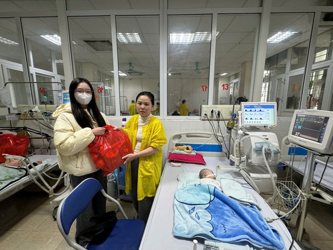 Báo Phụ nữ Việt Nam và thí sinh MC Nhí mang "Tết ấm" đến với bệnh nhi nghèo ở Thanh Hóa- Ảnh 13.