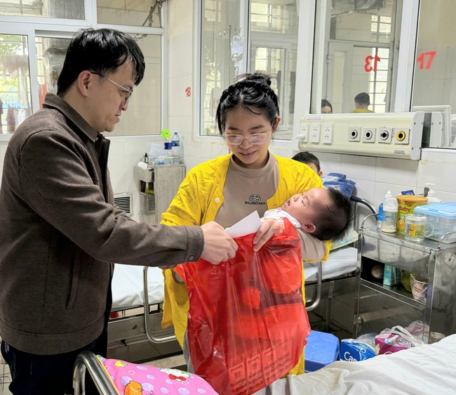 Báo Phụ nữ Việt Nam và thí sinh MC Nhí mang "Tết ấm" đến với bệnh nhi nghèo ở Thanh Hóa- Ảnh 8.