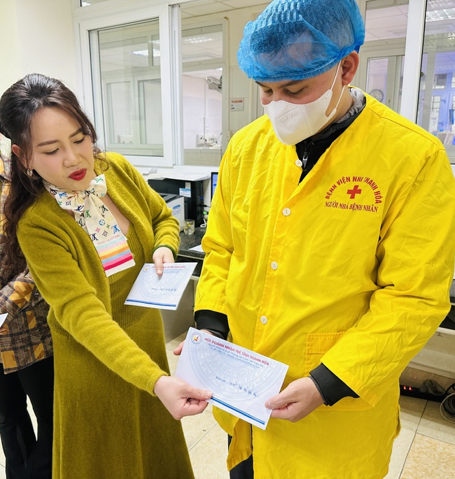 Báo Phụ nữ Việt Nam và thí sinh MC Nhí mang "Tết ấm" đến với bệnh nhi nghèo ở Thanh Hóa- Ảnh 10.