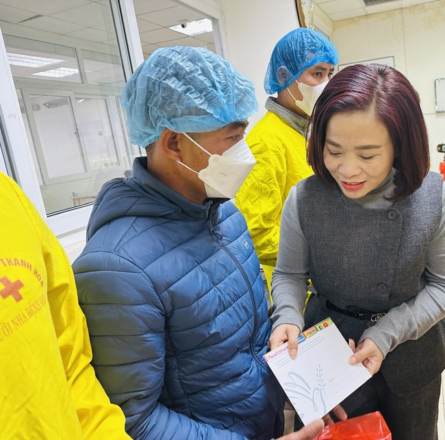 Báo Phụ nữ Việt Nam và thí sinh MC Nhí mang "Tết ấm" đến với bệnh nhi nghèo ở Thanh Hóa- Ảnh 11.