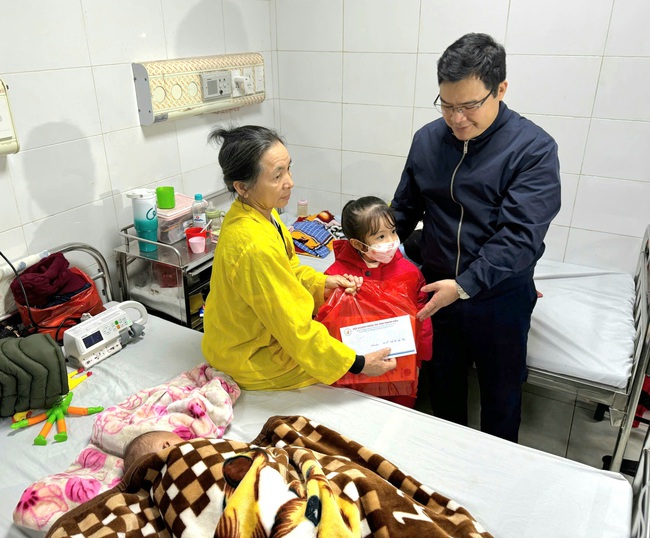 Báo Phụ nữ Việt Nam và thí sinh MC Nhí mang "Tết ấm" đến với bệnh nhi nghèo ở Thanh Hóa- Ảnh 1.