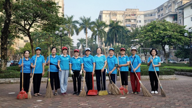 Phụ nữ phường Việt Hưng "hô biến" điểm đen rác thải thành vườn hoa- Ảnh 1.