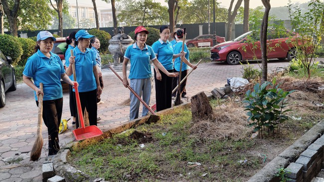 Phụ nữ phường Việt Hưng "hô biến" điểm đen rác thải thành vườn hoa- Ảnh 2.