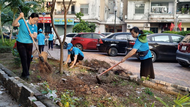 Phụ nữ phường Việt Hưng "hô biến" điểm đen rác thải thành vườn hoa- Ảnh 3.