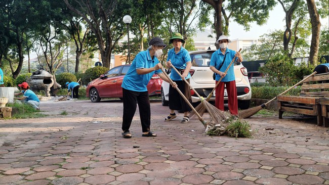 Phụ nữ phường Việt Hưng "hô biến" điểm đen rác thải thành vườn hoa- Ảnh 6.