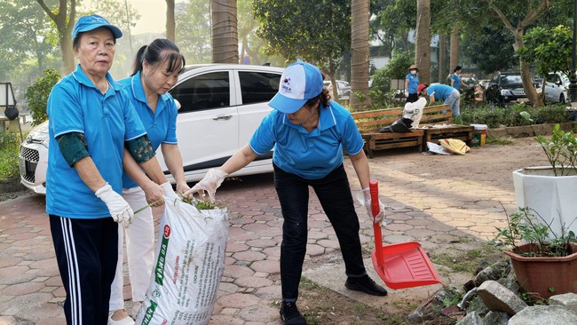 Phụ nữ phường Việt Hưng "hô biến" điểm đen rác thải thành vườn hoa- Ảnh 9.