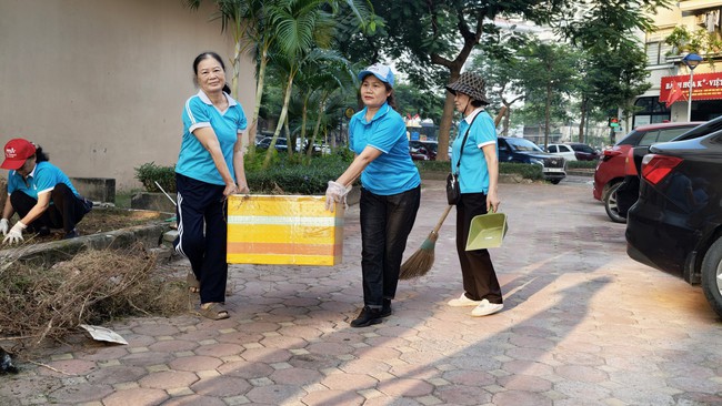 Phụ nữ phường Việt Hưng "hô biến" điểm đen rác thải thành vườn hoa- Ảnh 10.