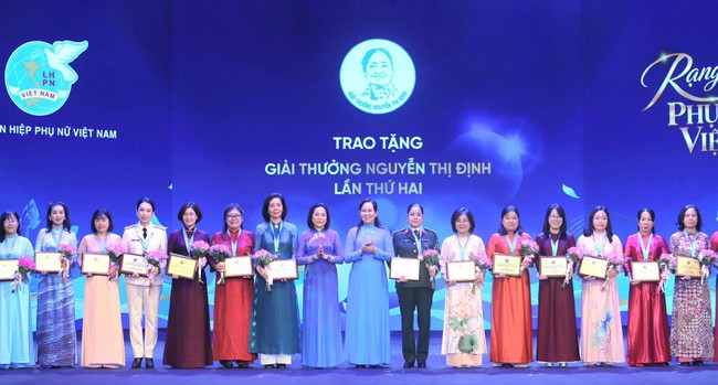 Phó Chủ tịch Hội LHPN Việt Nam Nguyễn Thị Minh Hương được trao Giải thưởng Nguyễn Thị Định - Ảnh 1.