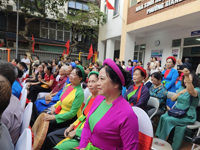 Nhà văn hóa tổ dân phố ở Hà Nội thêm không gian đọc sách, trải nghiệm số- Ảnh 1.