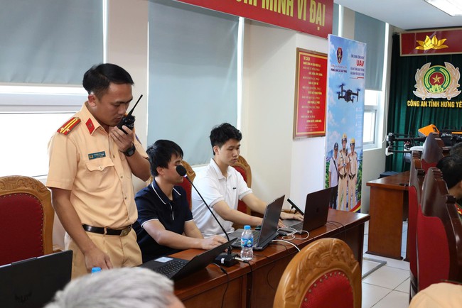 Công an Hưng Yên trình diễn UAV phục vụ tuần tra, giám sát giao thông- Ảnh 2.