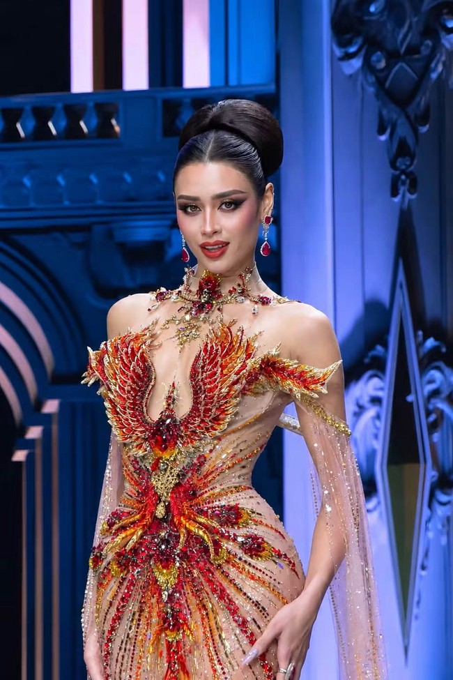 Bất ngờ đổi đầm dạ hội, Emoura Phạm tỏa sáng trong đêm Bán kết Miss Grand International 2026- Ảnh 1.