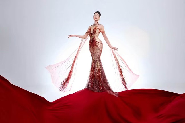 Bất ngờ đổi đầm dạ hội, Emoura Phạm tỏa sáng trong đêm Bán kết Miss Grand International 2026- Ảnh 2.