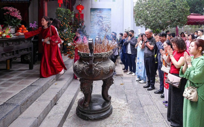 Đầu Xuân đi lễ chùa, xin chữ, mua muối gửi gắm ước vọng năm mới- Ảnh 1.