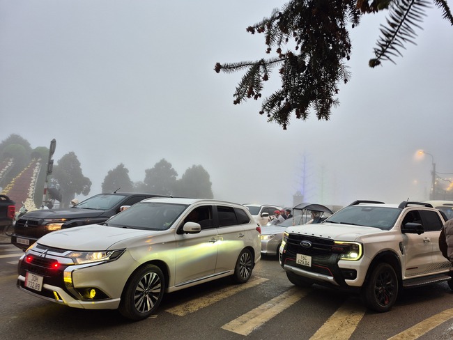 Sa Pa "thất thủ" dịp Tết Bính Ngọ, du khách len lỏi giữa dòng người xe từ sáng sớm đến tối mịt- Ảnh 1.