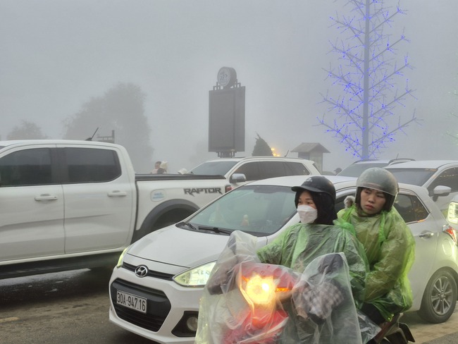 Sa Pa "thất thủ" dịp Tết Bính Ngọ, du khách len lỏi giữa dòng người xe từ sáng sớm đến tối mịt- Ảnh 4.