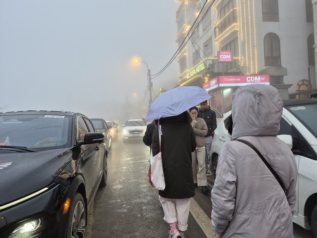 Sa Pa "thất thủ" dịp Tết Bính Ngọ, du khách len lỏi giữa dòng người xe từ sáng sớm đến tối mịt- Ảnh 2.