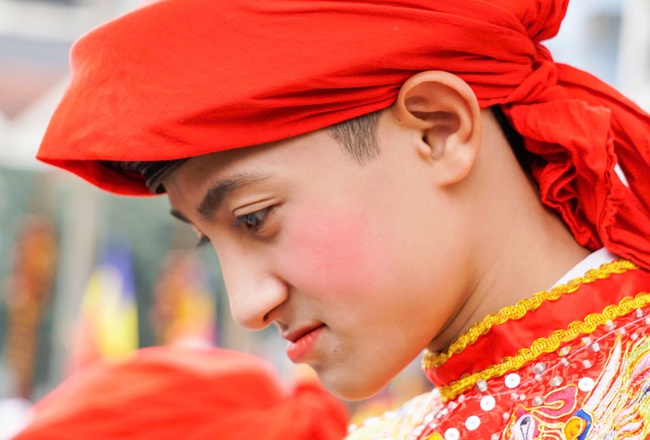 2 diễn viên nhí thu hút ánh nhìn khi múa điệu "Con đĩ đánh bồng" ở hội làng Triều Khúc- Ảnh 9.