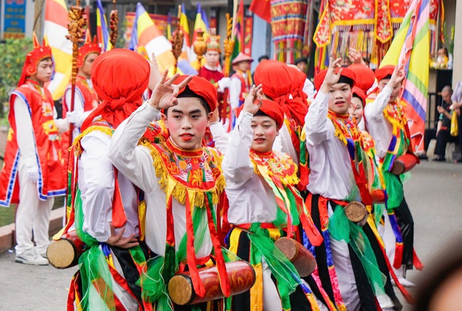 2 diễn viên nhí thu hút ánh nhìn khi múa điệu "Con đĩ đánh bồng" ở hội làng Triều Khúc- Ảnh 6.