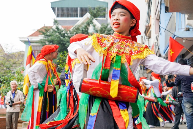2 diễn viên nhí thu hút ánh nhìn khi múa điệu "Con đĩ đánh bồng" ở hội làng Triều Khúc- Ảnh 8.
