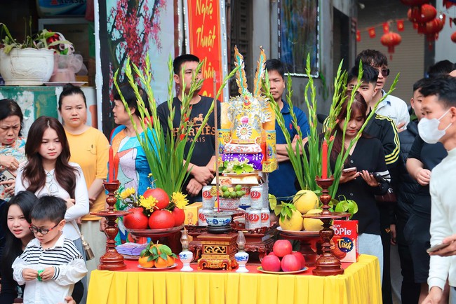 2 diễn viên nhí thu hút ánh nhìn khi múa điệu "Con đĩ đánh bồng" ở hội làng Triều Khúc- Ảnh 4.