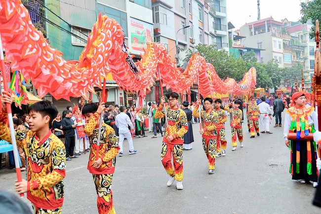 2 diễn viên nhí thu hút ánh nhìn khi múa điệu "Con đĩ đánh bồng" ở hội làng Triều Khúc- Ảnh 1.
