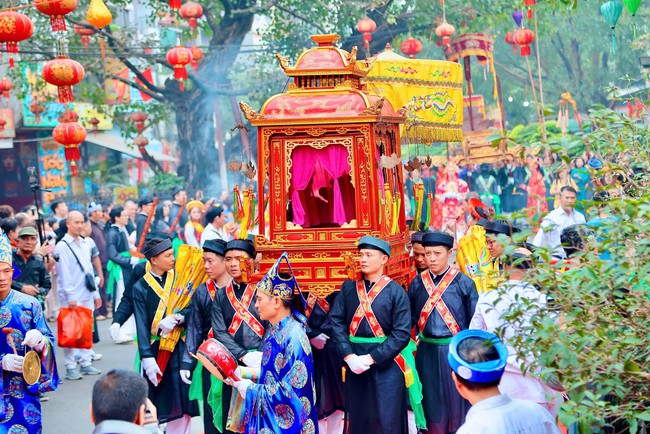 2 diễn viên nhí thu hút ánh nhìn khi múa điệu "Con đĩ đánh bồng" ở hội làng Triều Khúc- Ảnh 3.