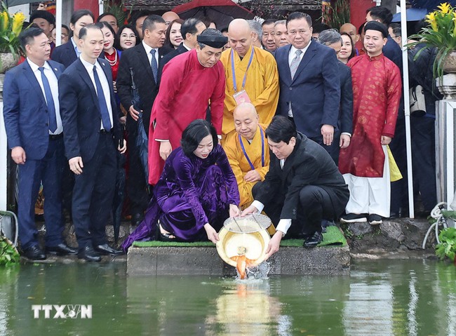 Chủ tịch nước Lương Cường cùng đại biểu kiều bào dâng hương tại Tượng đài Lý Thái Tổ và đền Ngọc Sơn- Ảnh 2.