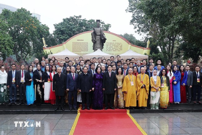 Chủ tịch nước Lương Cường cùng đại biểu kiều bào dâng hương tại Tượng đài Lý Thái Tổ và đền Ngọc Sơn- Ảnh 1.