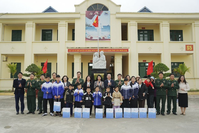 Hội LHPN Việt Nam trao "Tết yêu thương" tới trẻ mồ côi, phụ nữ khó khăn, gia đình liệt sĩ ở Hải Phòng- Ảnh 3.