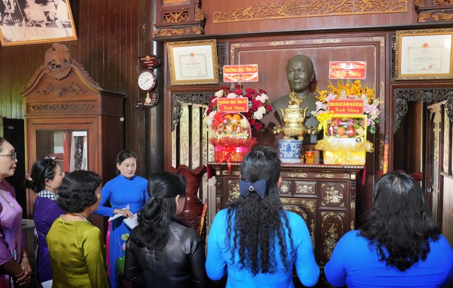 Chủ tịch Hội LHPN Việt Nam Lê Thị Thủy dâng hương tưởng niệm Cố Chủ tịch Nguyễn Thị Thập- Ảnh 2.