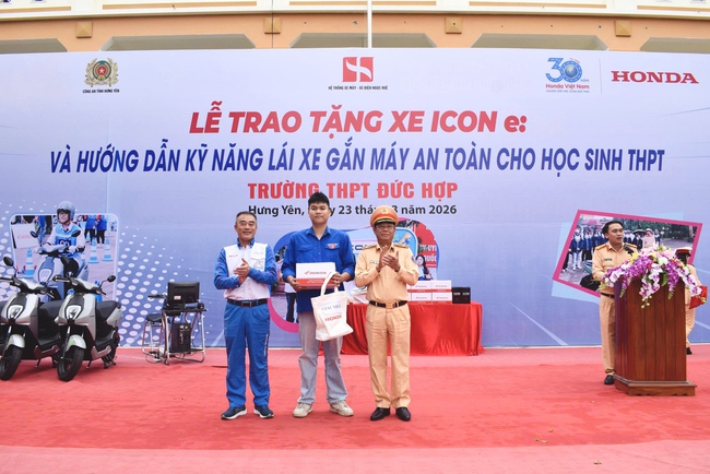 Cảnh sát giao thông Hưng Yên trực tiếp hướng dẫn kỹ năng lái xe an toàn cho học sinh- Ảnh 1.
