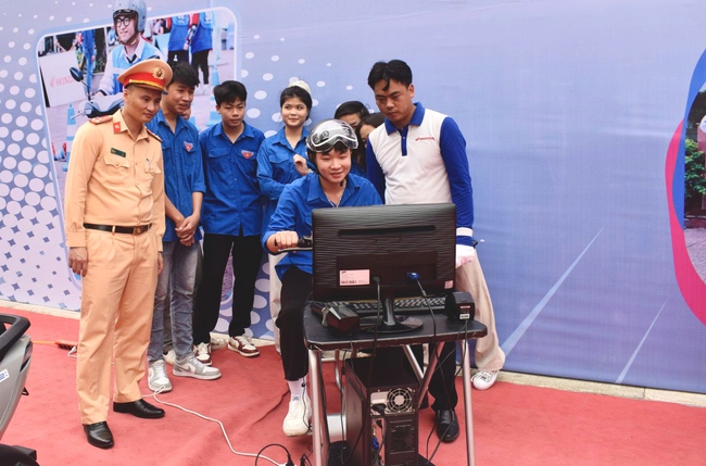 Cảnh sát giao thông Hưng Yên trực tiếp hướng dẫn kỹ năng lái xe an toàn cho học sinh- Ảnh 2.
