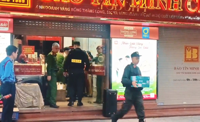 Cảnh sát đưa hàng loạt thùng tài liệu rời cửa hàng Bảo Tín Minh Châu- Ảnh 1.