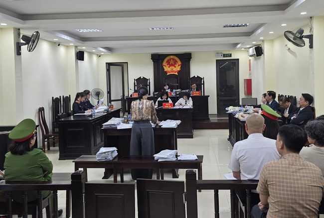 Xét xử cựu Hiệu trưởng trường THCS Ba Đình: Nhiều phụ huynh khẳng định không phải là "bị hại" - Ảnh 1.