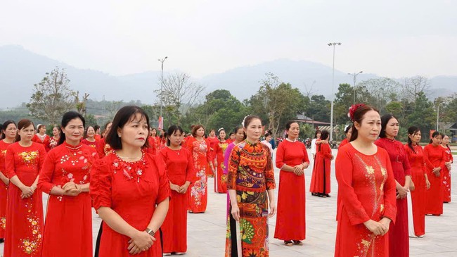 Hội LHPN xã Tân Sơn, Phú Thọ: Đồng diễn áo dài và kết nạp hội viên danh dự- Ảnh 1.