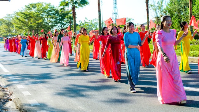 Phụ nữ Đà Nẵng - bản lĩnh, tri thức, kỹ năng và lòng nhân ái- Ảnh 1.