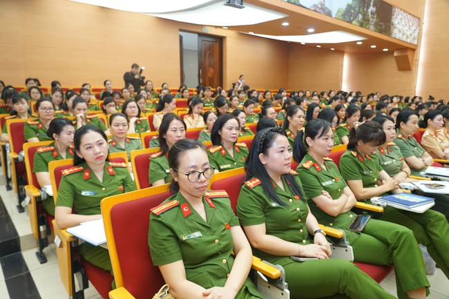 Nâng tầm phong thái, lan tỏa hình ảnh đẹp của nữ cán bộ, chiến sĩ Công an Thủ đô- Ảnh 4.