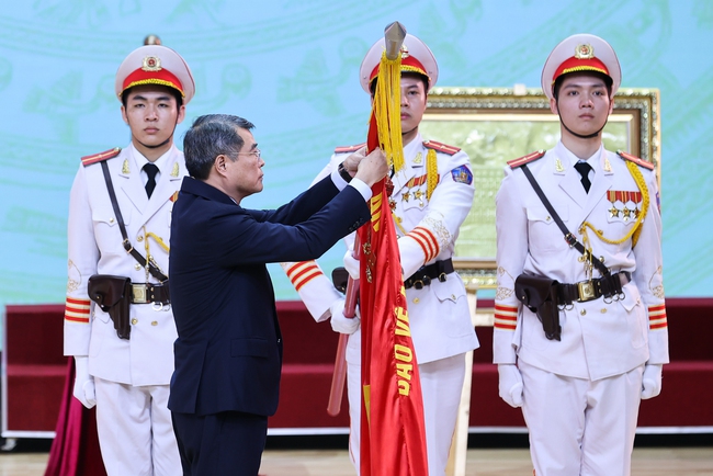Thủ tướng Lê Minh Hưng trao danh hiệu Anh hùng Lực lượng vũ trang nhân dân tặng Công an Hải Phòng- Ảnh 2.