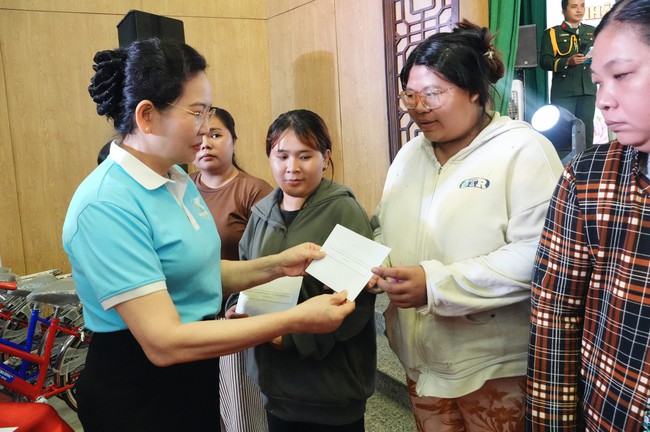 TPHCM: Ấm áp nghĩa tình sẻ chia với phụ nữ, trẻ em và người dân xã Cần Giờ- Ảnh 1.