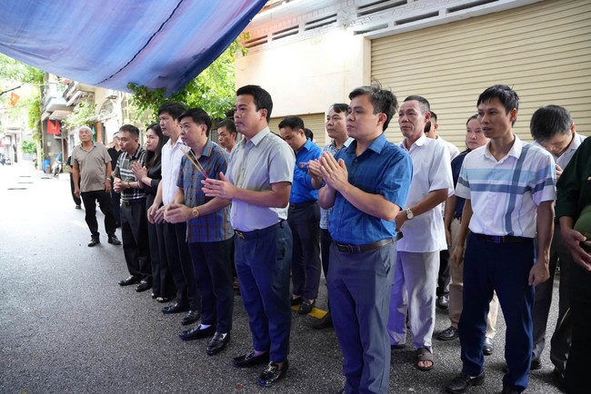 Xã Chí Minh hỗ trợ 61,6 triệu đồng cho gia đình hai nạn nhân vụ cháy ở Tây Hồ- Ảnh 1.