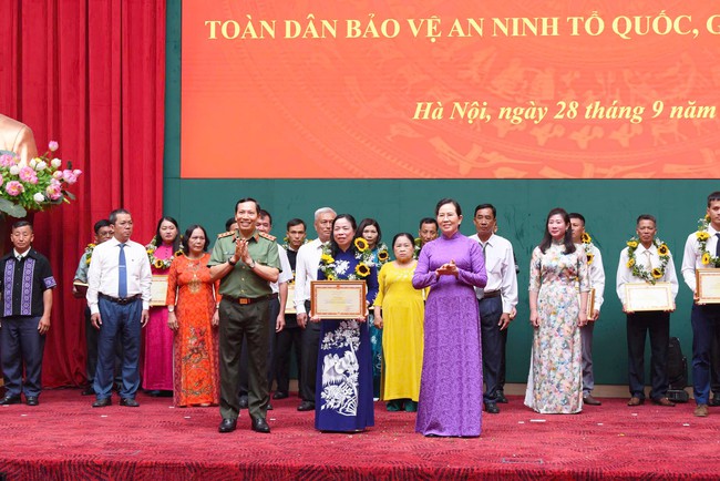 Hàng trăm nghìn tin báo từ cơ sở: Sức dân trong giữ gìn an ninh Tổ quốc - Ảnh 2.