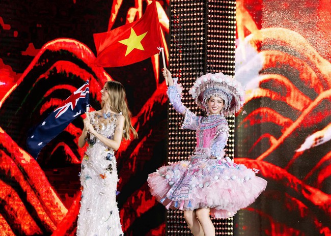 Bảo Ngọc rạng rỡ vẫy cờ Tổ quốc mở màn chung kết Miss World 2026- Ảnh 1.