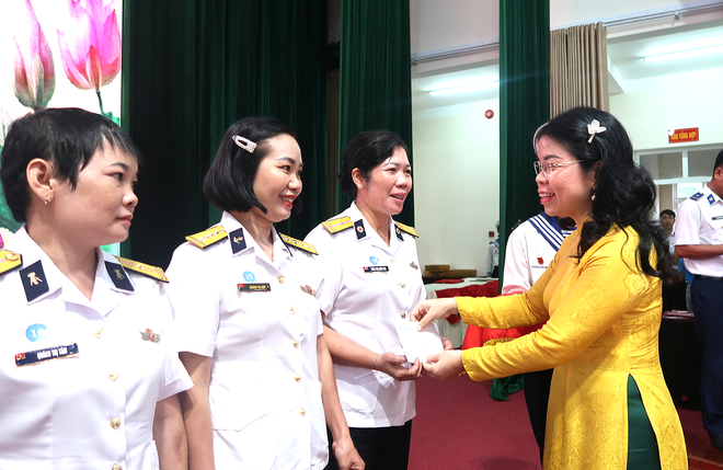 Phụ nữ lực lượng vũ trang TPHCM: Thi đua gắn với nghĩa tình - Ảnh 6.