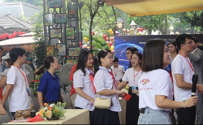 Người dân, du khách "xuyên không" về quảng trường Ba Đình ngày 2/9/1945 bằng kính thực tế ảo- Ảnh 1.