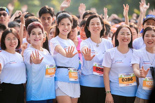 Hoa khôi Vũ Hương Giang lan tỏa thông điệp "nói không với thuốc lá"- Ảnh 2.