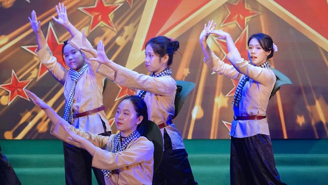 Tôn vinh vẻ đẹp của phụ nữ Học viện Quân y trong liên hoan dân vũ thể thao - Ảnh 4.