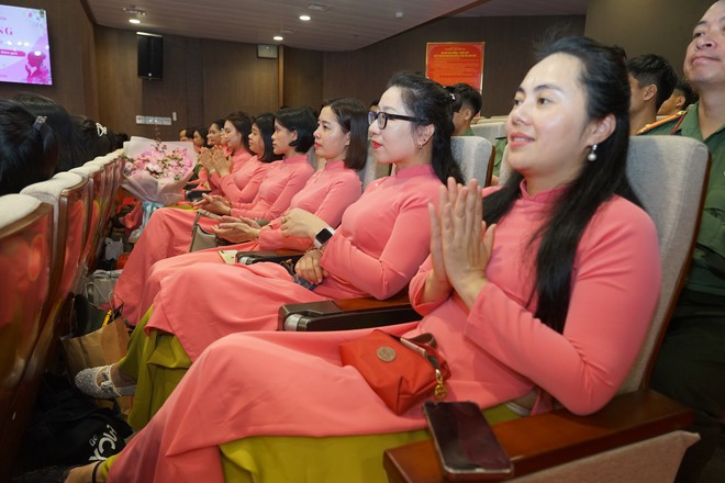 Bản lĩnh của phụ nữ Quản lý xuất nhập cảnh qua cuộc thi “Cặp đôi hoàn hảo - Trí, Tài, Sắc” - Ảnh 4.