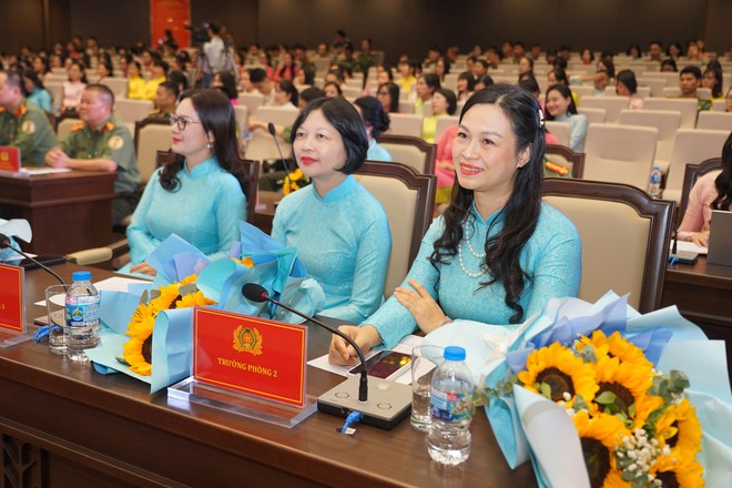 Bản lĩnh của phụ nữ Quản lý xuất nhập cảnh qua cuộc thi “Cặp đôi hoàn hảo - Trí, Tài, Sắc” - Ảnh 3.