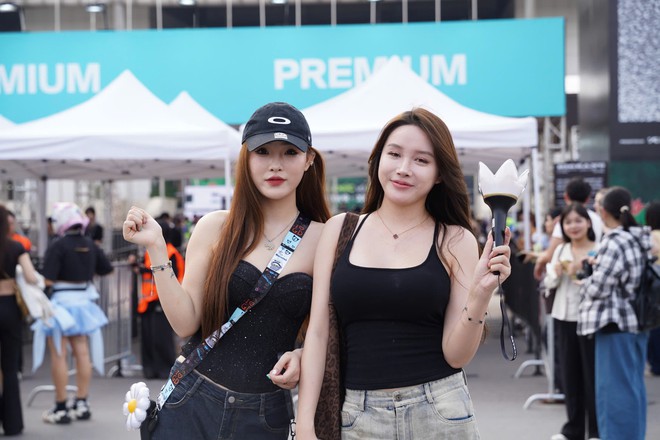Fan BigBang biến sân Mỹ Đình thành sàn diễn thời trang trước giờ concert- Ảnh 2.