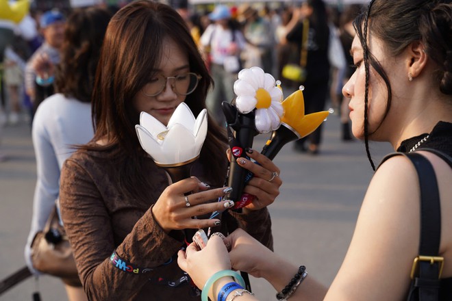 Fan BigBang biến sân Mỹ Đình thành sàn diễn thời trang trước giờ concert- Ảnh 9.